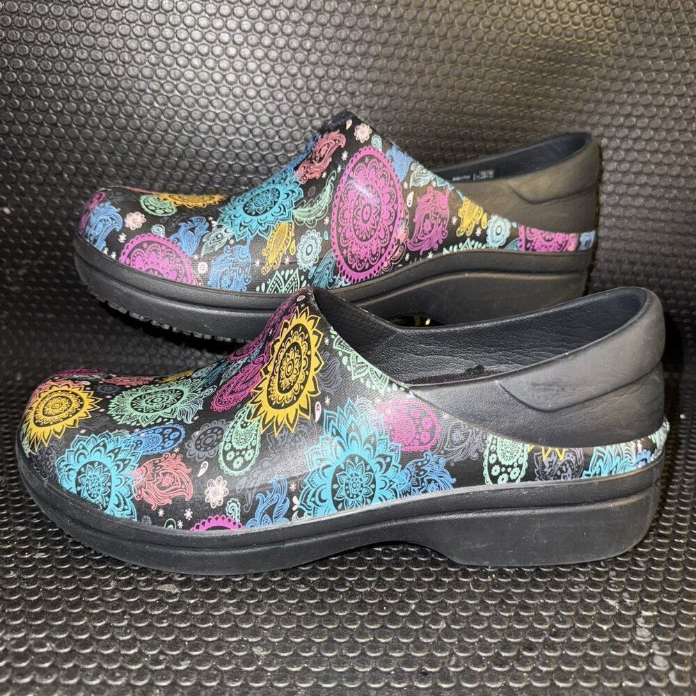 Crocs Dual Comfort Neria Pro II Paisley Print Non Slip Women’s Nurse Clogs Sz 10